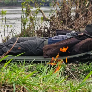 Materac samopompujący FIT 800 – lekki, duży i wygodny